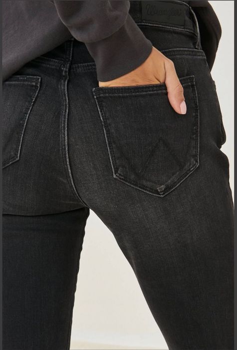 WRANGLER жіночі slim fit 610 ,2022 року , середній пояс , пряма нога