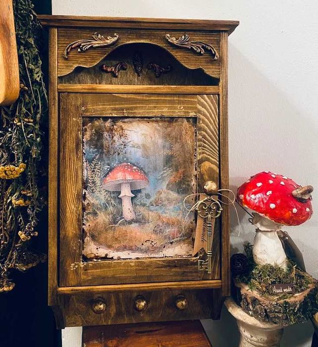 Szafka na klucze z muchomorem w rustykalnym stylu
