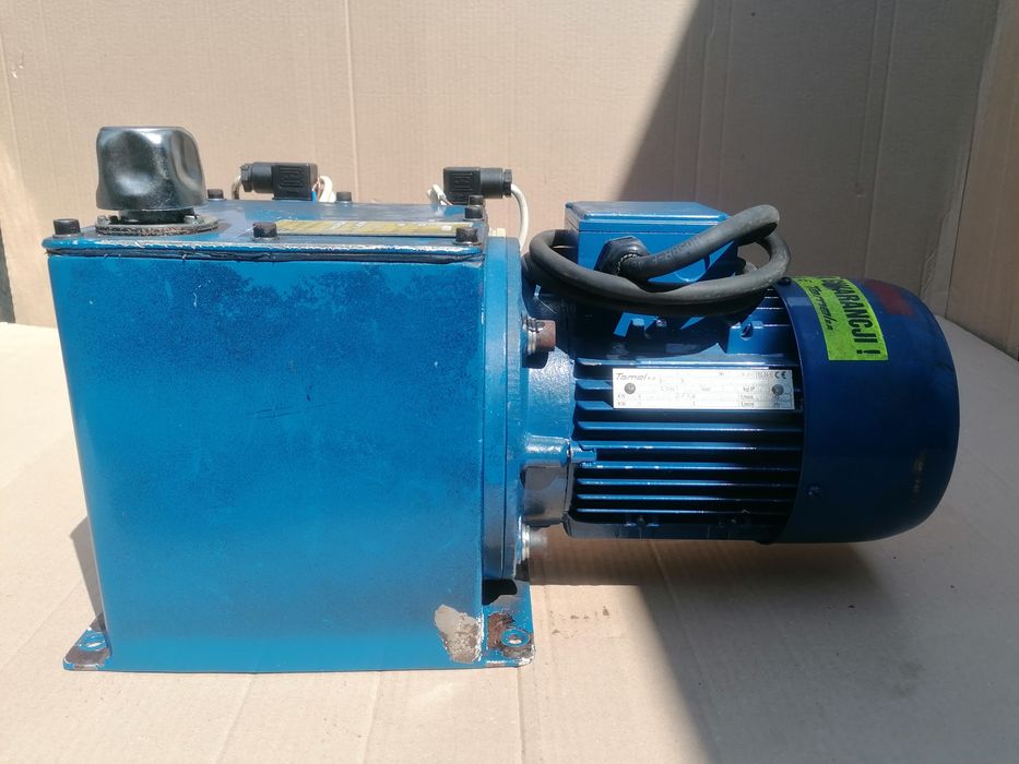 Pompa hydrauliczna z silnikiem i tłokiem
