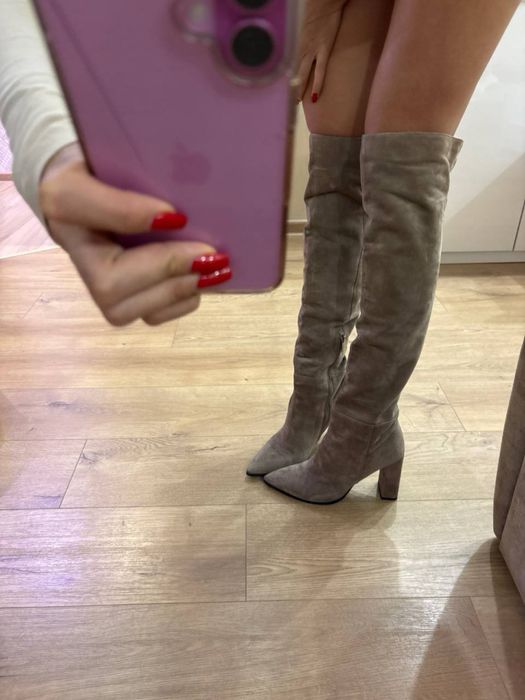 Продами  замшевые сапоги - ботфорты на устойчивом каблуке.