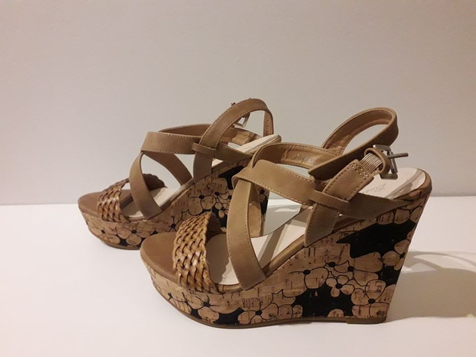 Sandálias de cunha novas