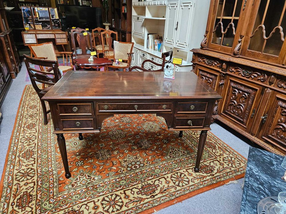 Secretária clássica com gavetas - Bom estado geral