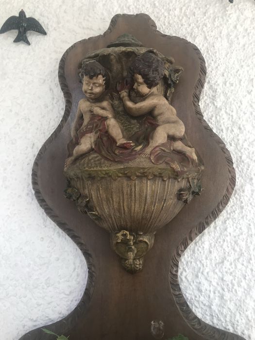 Fonte de parede decorativa com espaco para plantas naturais