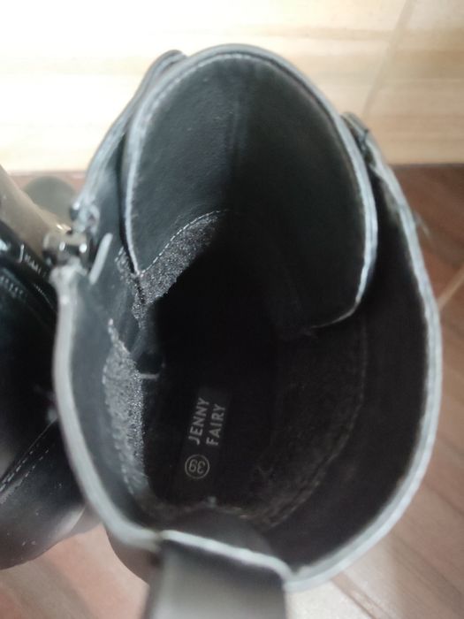 Czarne botki na obcasie