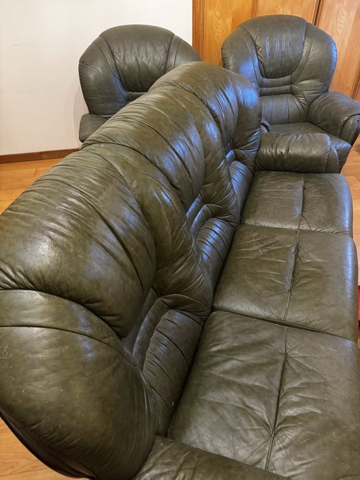 Conjunto de sofás verdes de pele usados