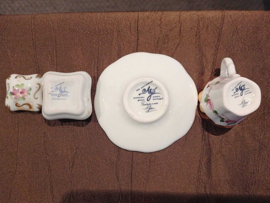 Miniaturas em porcelana - caixa e chávena