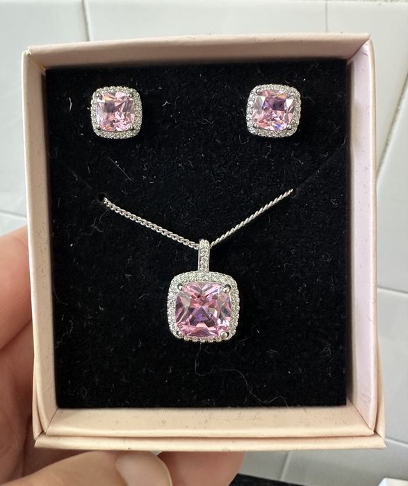 Caixa Colar + Brincos Rosa