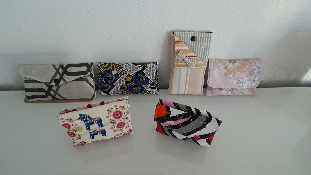 Vários porta moedas e cartões