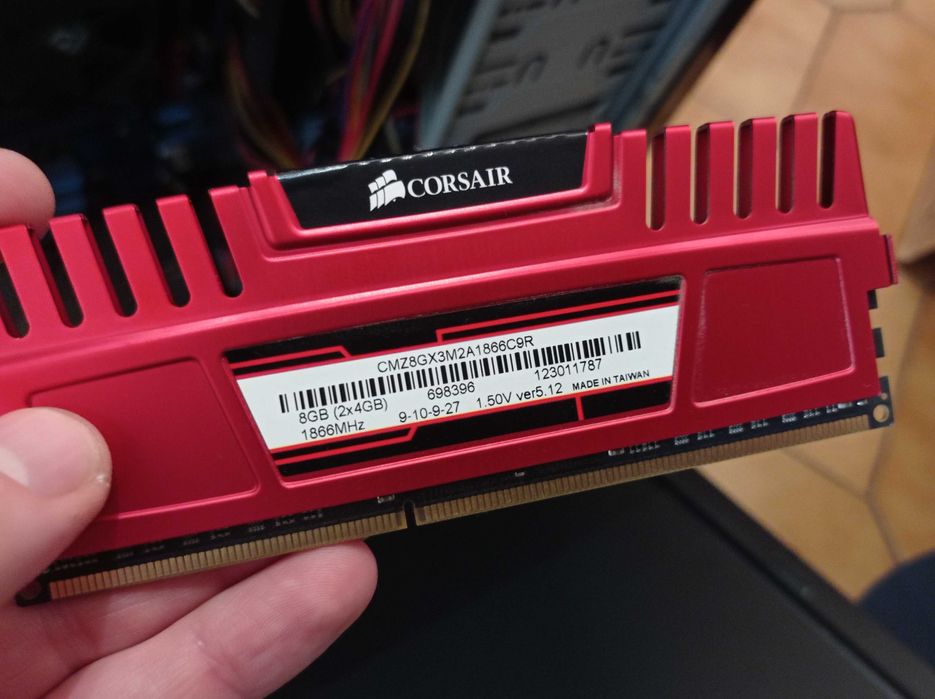 Computer case with memory modules and power supply64730270111875122