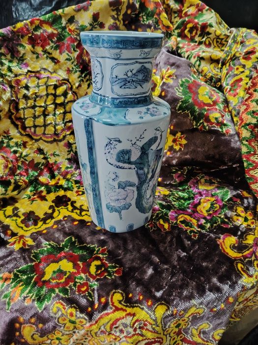 Duas bonitas pessoas em porcelana e  garrafas de vidro lapidado/crista