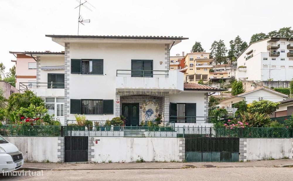 Moradia T5 com sótão + Anexo T1 + Estúdio | Garagem | Santa Apolónia