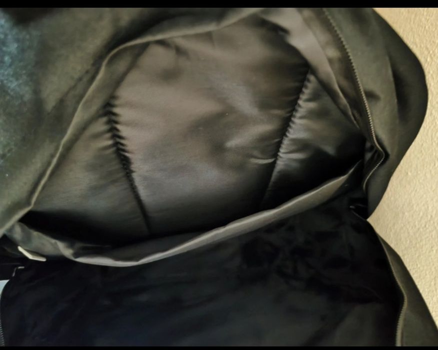 Mochila Escolar Preta, design moderno, prática da marca Ambar