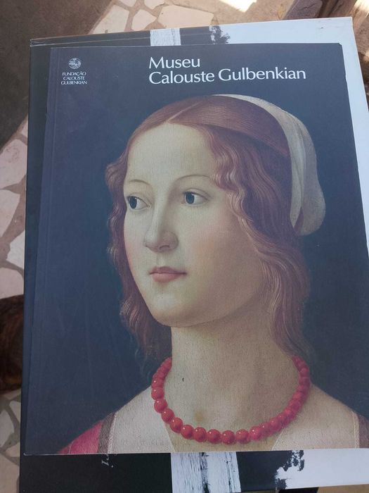 4 livros Calouste Gulbenkian e 1 Botswana