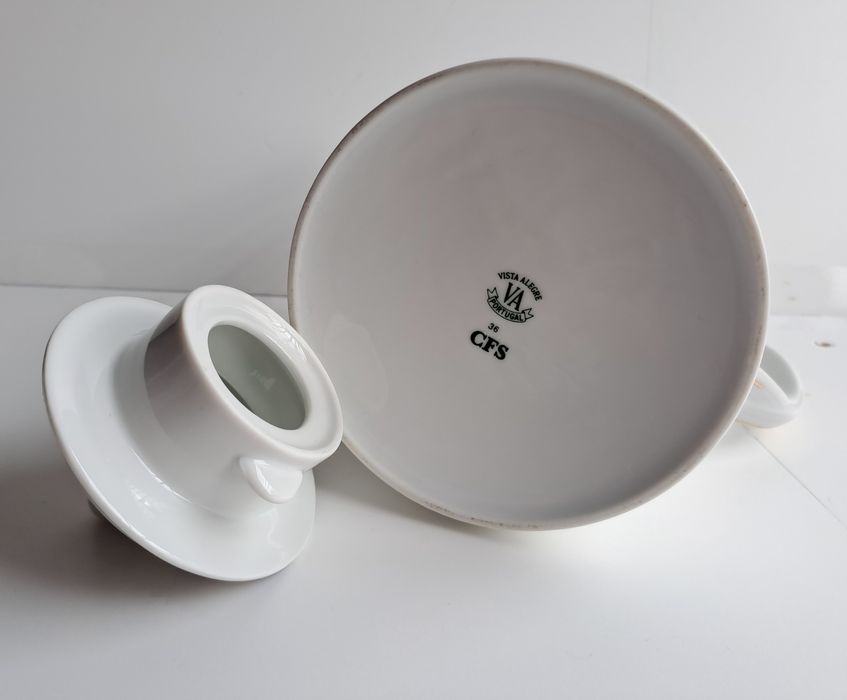 Duas peças Vista Alegre com logotipo Fiat