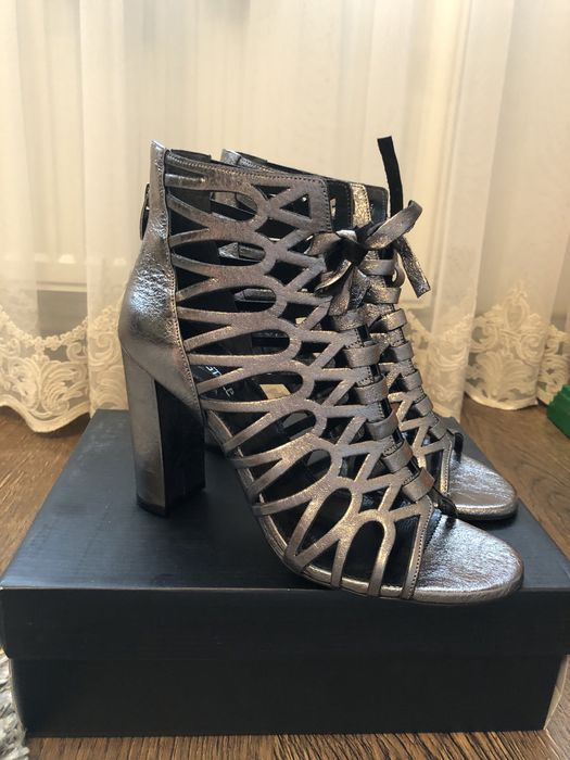 Кожанные босоножки новые