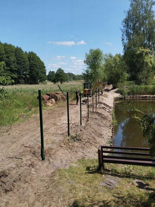 Montaż płot panelowy gabionowy betonowy siatka leśna