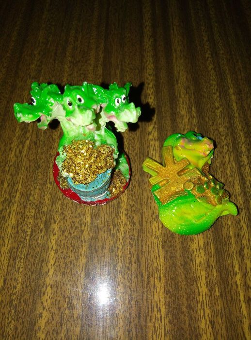Фигурка зелёные драконы.