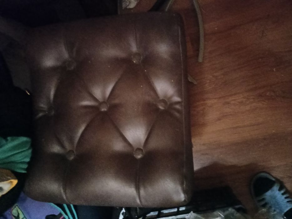 Fotel typu pufa skóropodobną z pojemnikiem