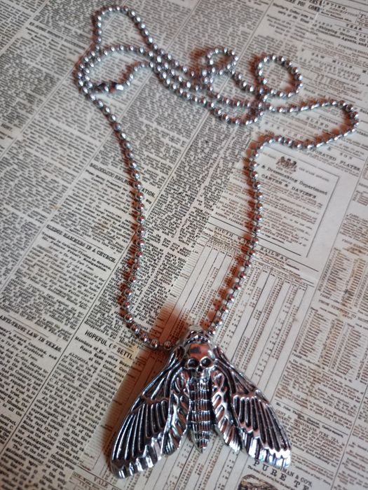 naszyjnik wisiorek ćma czaszka emo goth unisex