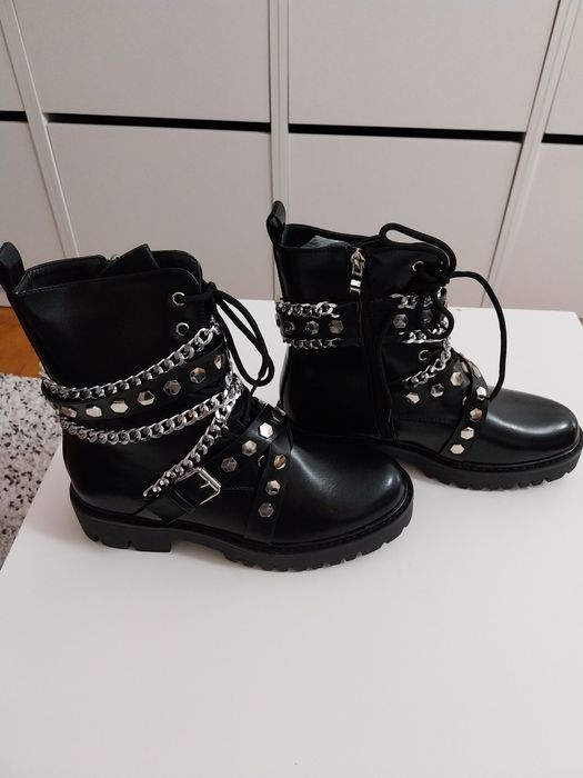 Botas Estilo Militar com Correntes e Tachas Tam.39.
