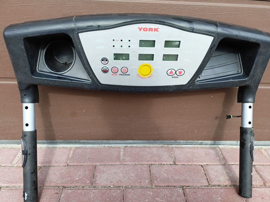 Panel sterowania bieżni York.