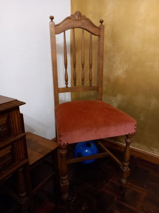 Cadeira almofadada clássica veludo