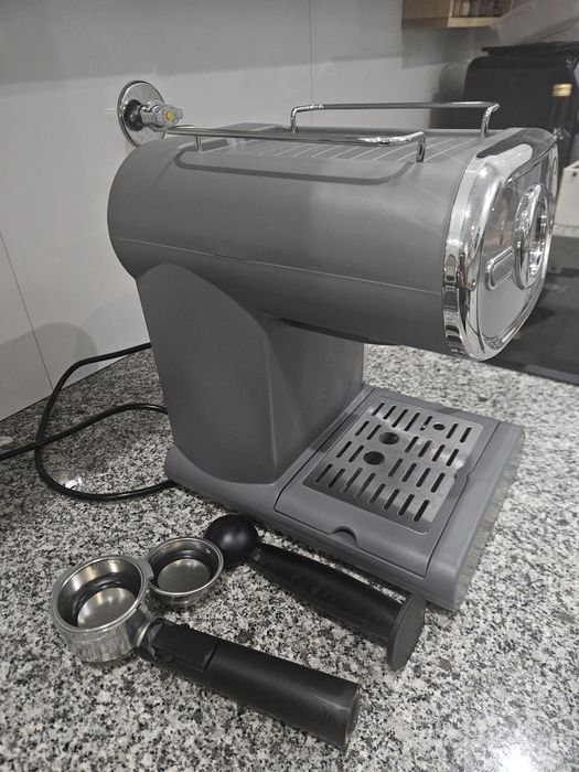 Máquina de café Silvercrest, pouquissimo uso, com os acessórios