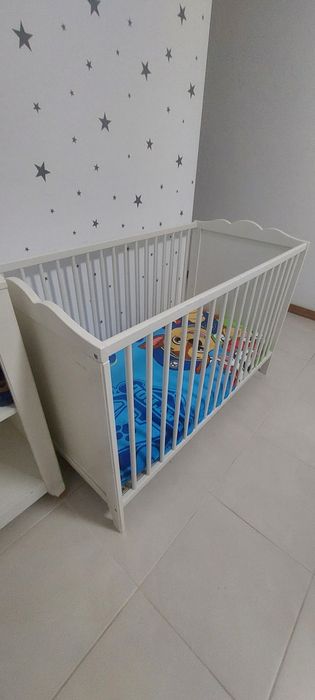 Cama de bebé juntamente com móvel  trocador de bebé
