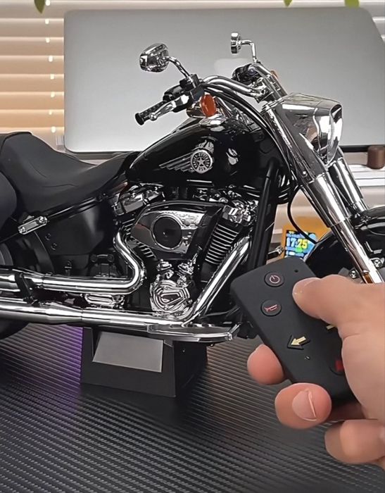 Harley Davidson FATBOY  Escala 1:6 Trabalha faz fumo, acende luzes, buzina, com amortecedores. Funciona manualmente e por comando.  Lindissima