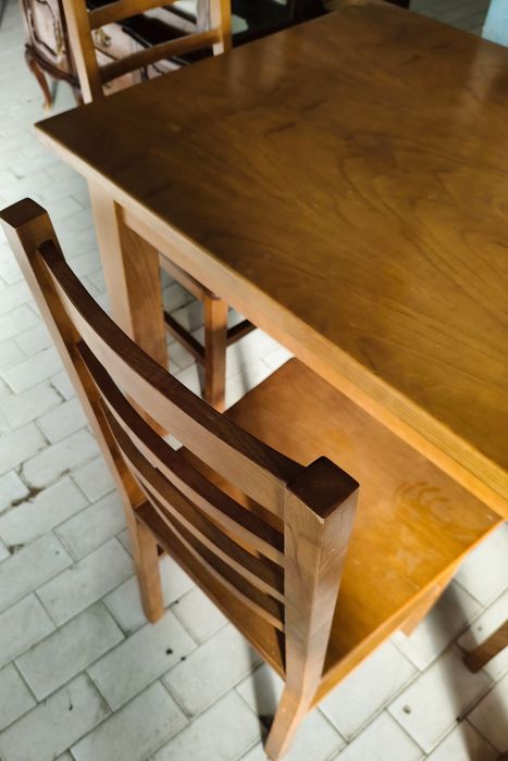 Mesa robusta maciça e quatro cadeiras