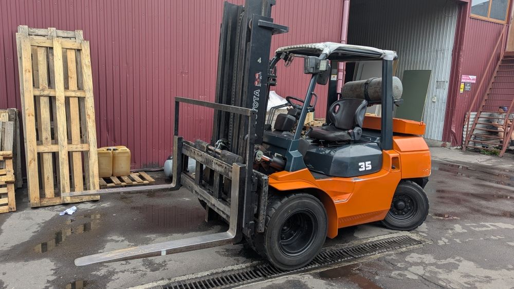 Продам вилковий навантажувач Toyota 02-7fg35