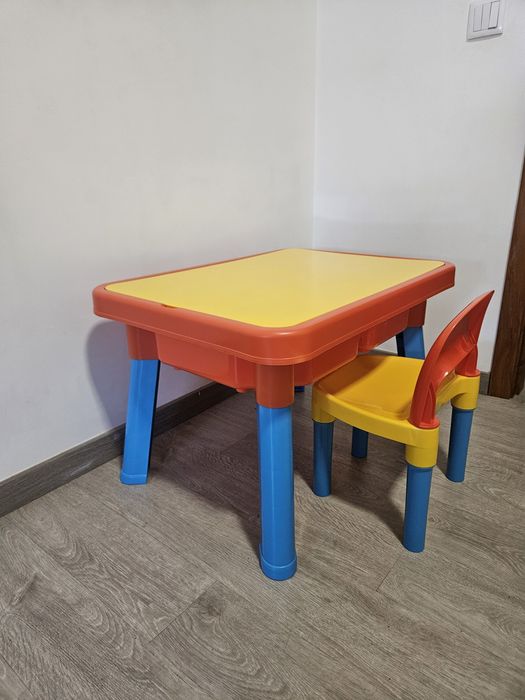Mesa infantil com cadeira