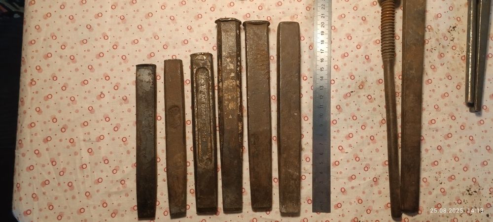 Леркодержатель,метчикодержатель,напильники,зубила,метчики.