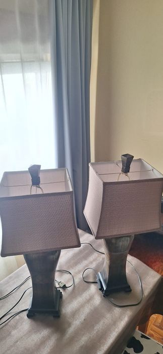 Candeeiros em madeira para mesa de cabeceira ou sala.
