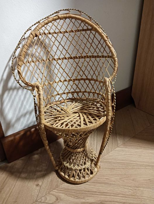 Wiklinowe plecione krzesełko fotel dla lalki peacock