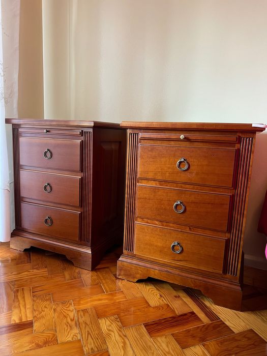 Conjunto de cama c/ colchão e mesas de cabeceira em cerejeira