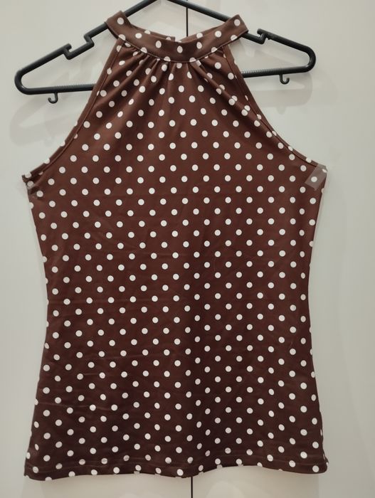 Blusa as bolinhas com ombros a mostra.muito  fresquinha