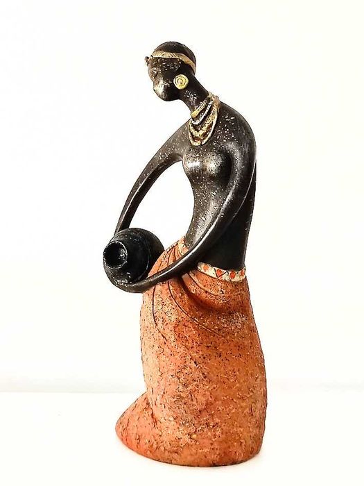 Artigo decorativo em cerâmica de mulher africana