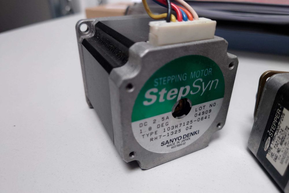 Silnik krokowy Sanyo StepSyn DC 2.5A 1.8 stopnia 103H7125 Japan