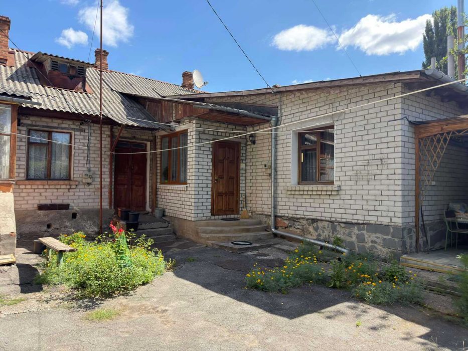 Продам будинок з ділянкою в центрі