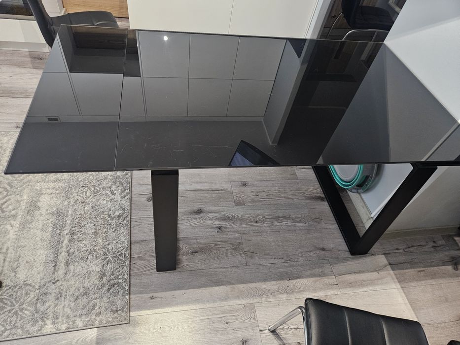 Duży stół szklany rozkładany na stalowych nogach