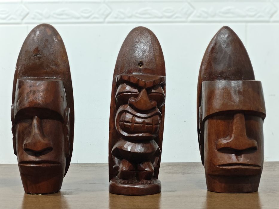 Tottems havaianos de madeira