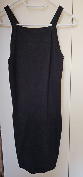 Mała czarna na ramìaczkach