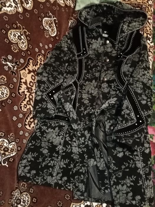 Пальто жіноче. На гудзиках.