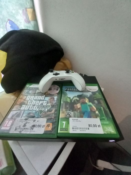 Xbox One X + Pad i dwie gry
