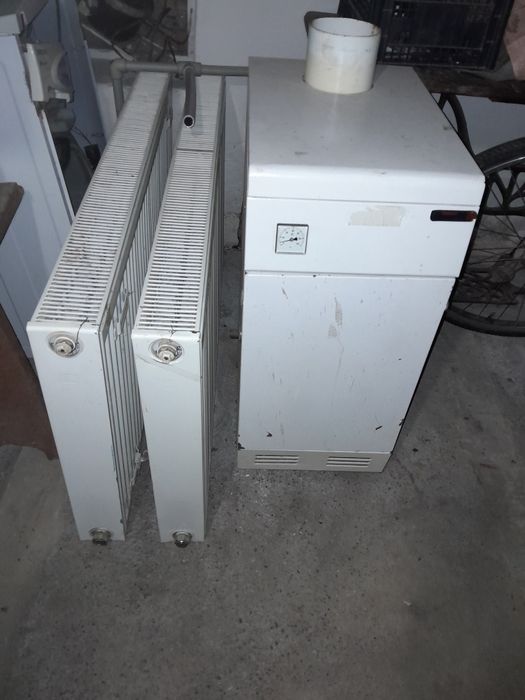 Котел газовий на підлогу з насосом і трубами.