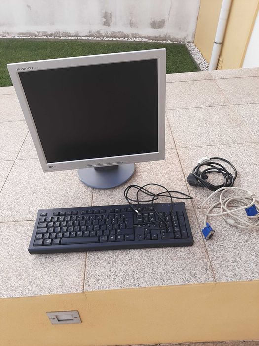 LG Flatron L1915S Monitor and Mouse64552550227330120