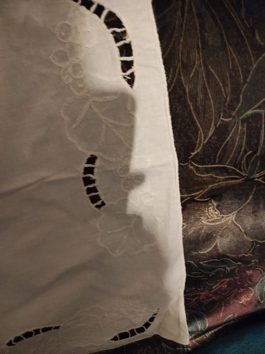 Ręcznie haftowany bieżnik