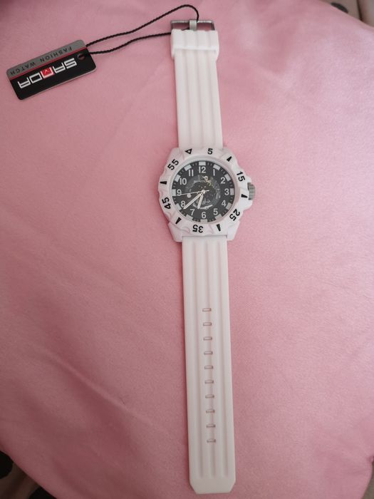 Biały nowy zegarek z dużą tarczą na gumowej bransoletce