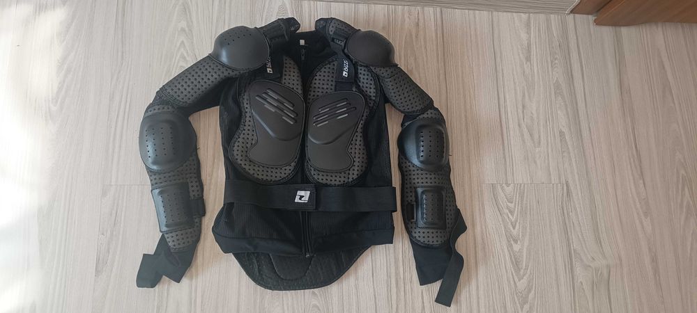Sprzedam kurtkę z ochraniaczem